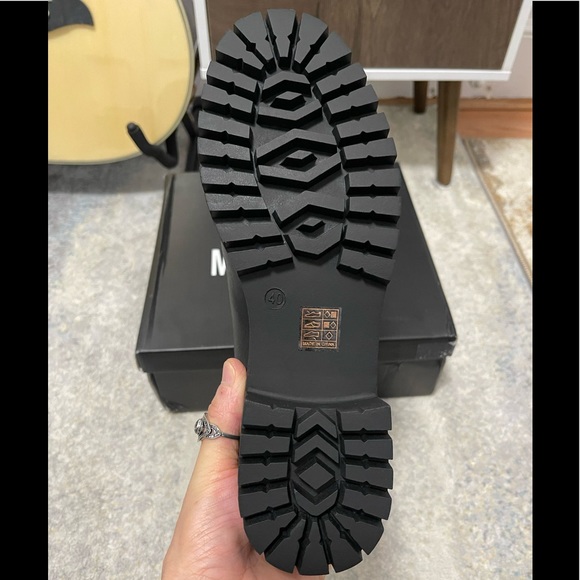 NIB Women’s Size 9 Cleated Sole Essential Chelsea Mid Ankle Boots Triple Black - Picture 10 of 14